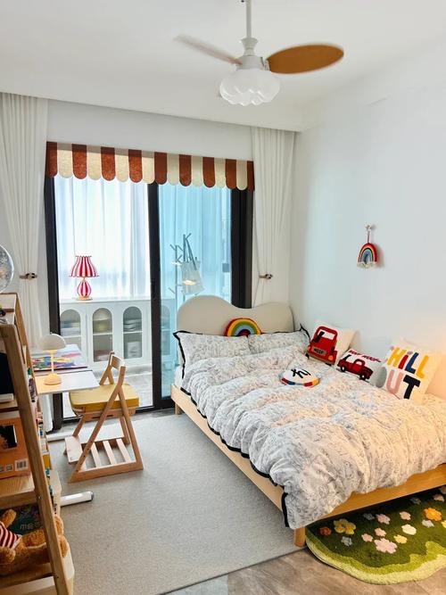 并排三个卧室怎么设计？中间卧室连阳台这样布局超棒