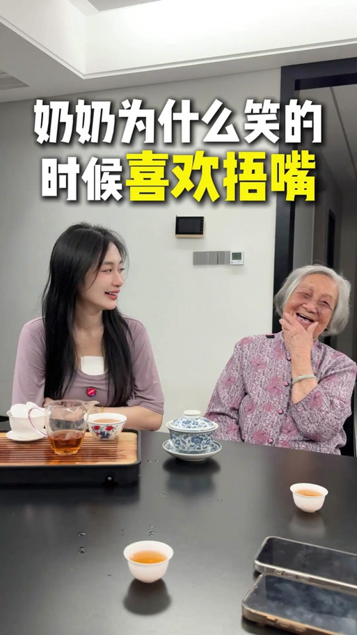 女孩总捂嘴为啥？女生老是捂嘴笑的原因大揭秘